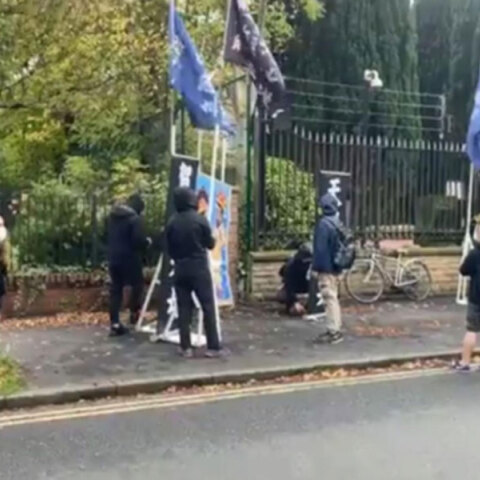 Διαδηλωτής υπέρ της δημοκρατίας στο Χονγκ Κονγκ ξυλοκοπήθηκε έξω από το κινεζικό προξενείο στη Βρετανία 