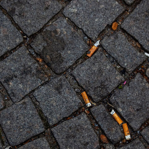 Αποτσίγαρα στο πίσω μέρος αυλής σπιτιού