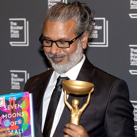 Ο Σεχάν Καρουνατιλάκα με το βραβείο Μπούκερ για το μυθιστόρημά του «The Seven Moons of Maali Almeida»