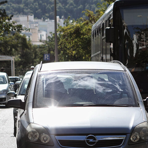 Στιγμιότυπο από τη μεταφορά των συλληφθέντων για την υπόθεση της 12χρονης από τον Κολωνό
