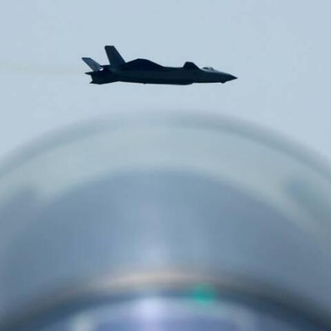 Η Βρετανία προσπαθεί να εμποδίσει την πρόσληψη στρατιωτικών πιλότων από την Κίνα για να εκπαιδεύσουν χειριστές της Πολεμικής Αεροπορίας της