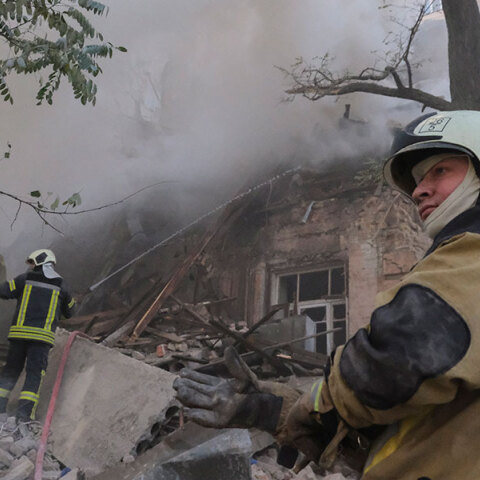 Διασώστες στο Κίεβο αναζητούν επιζώντες σε χαλάσματα κτιρίου μετά τον ρωσικό βομβαρδισμό