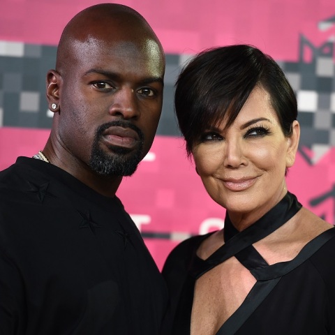 Kάνιε Γουέστ: Υποστηρίζει ότι η Κρις Τζένερ έκανε σεξ με τον Drake