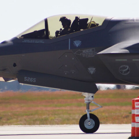 Αμερικανικό μαχητικό ετοιμάζεται για απογείωση