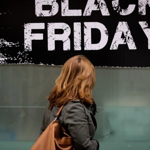 Πόσα λεφτά θα ξοδέψουν και πού θα στραφούν οι καταναλωτές στη φετινή Black Friday