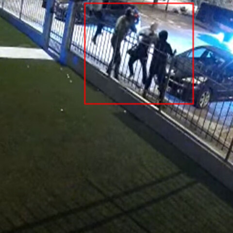 Η μάχη σώμα με σώμα στρατιωτικού με ληστές έξω από το σπίτι του στην Μπρέσια