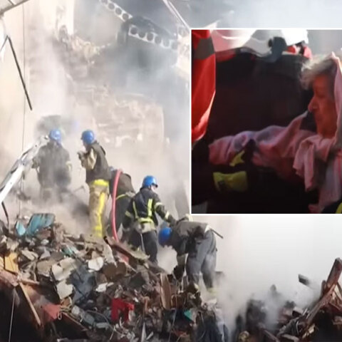 Ηλικιωμένη στο Κίεβο απομακρύνεται από διασώστες μετά τον ρωσικό βομβαρδισμό