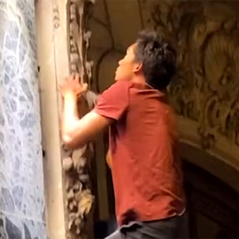 Αθλητές παρκούρ σβήνουν τα φώτα στους δρόμους του Παρισιού