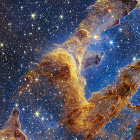 Οι «Στήλες της Δημιουργίας» αποτελούνται από πυκνά νέφη ψυχρών διαστρικών αερίων και σκόνης όπου νέα άστρα σχηματίζονται