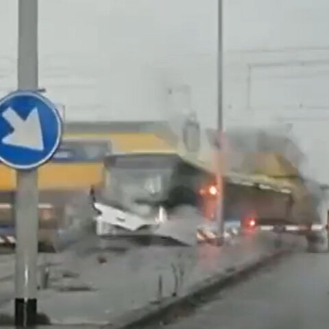 Τρένο στην Ολλανδία πέφτει πάνω σε λεωφορείο σε σιδηροδρομική διάβαση