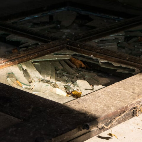 Σπασμένη πόρτα σπιτιού