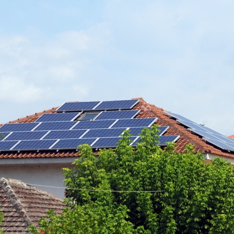 Φωτοβολταϊκά σε στέγη σπιτιού