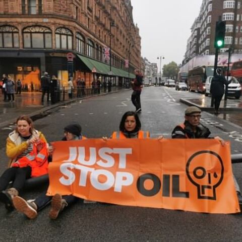 Λονδίνο: Οικολόγοι ακτιβιστές ψέκασαν με πορτοκαλί χρώμα το Harrods - Δείτε video