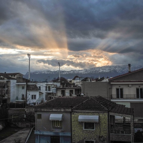 Ο καιρός της Παρασκευής: Αλλού βροχές και αλλού ηλιοφάνεια