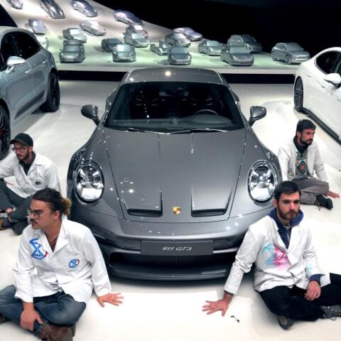 Ακτιβιστές έμειναν… κολλημένοι για 24 ώρες σε έκθεση αυτοκινήτου