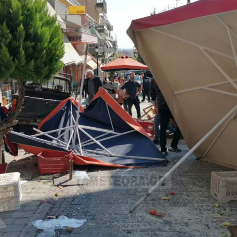 Κόλλησε το γκάζι σε αγροτικό και παρέσυρε τρία άτομα σε λαϊκή στην Καλαμπάκα