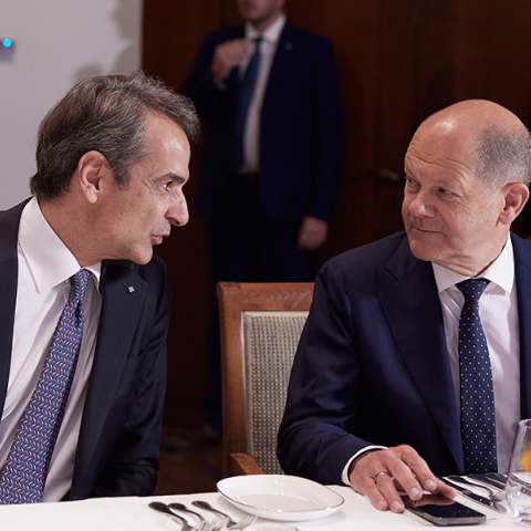 Ο Κυριάκος Μητσοτάκης συνομιλεί με τον Όλαφ Σολτς