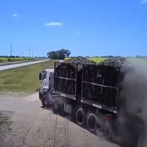 Φορτηγό στην Αυστραλία διασχίζει τη σιδηροδρομική διάβαση την ώρα που περνά το τρένο