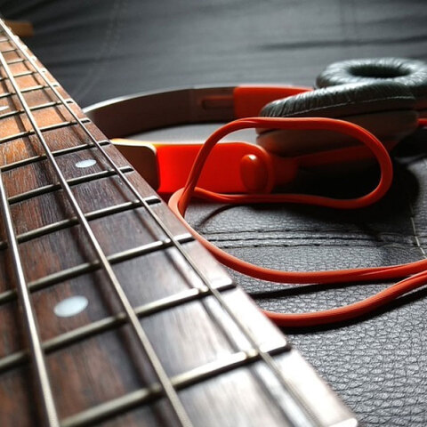 Μόνο με ακουστικά το ηλεκτρικό μπάσο τον χειμώνα στις ώρες κοινής ησυχίας