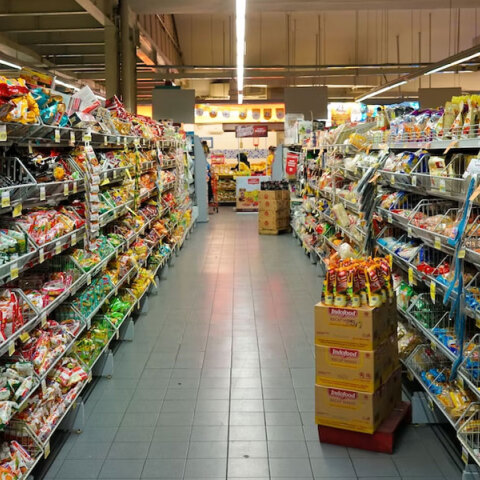 Το καλάθι του νοικοκυριού στα σούπερ μάρκετ περιλαμβάνει προϊόντα σε μειωμένες τιμές