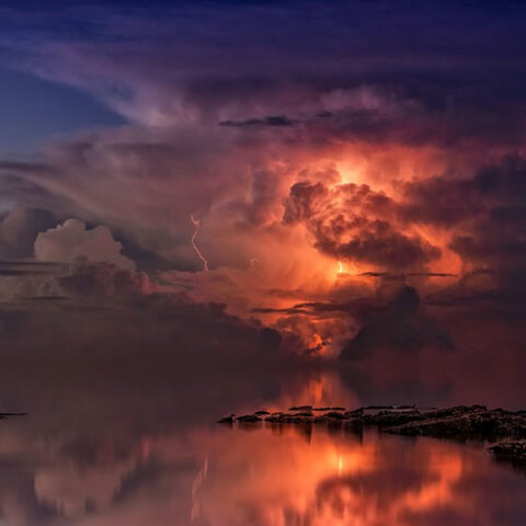 Έντονες βροχοπτώσεις αναμένονται στο Μεξικό, καθώς ο τυφώνας Ρόσλιν πλησιάζει τις ακτές στον Ειρηνικό