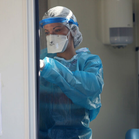 Υγειονομικός του ΕΟΔΥ ετοιμάζει rapid test για κορωνοϊό