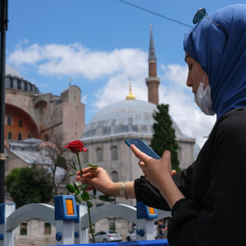 Τουρκάλα με μαντίλα μπροστά στην Αγιά Σοφιά της Κωνσταντινούπολης
