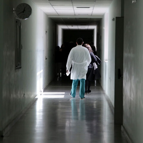 Στο νοσοκομείο ΠΑΓΝΗ ο 36χρονος σύζυγος στην Κρήτη που δέχτηκε επίθεση με καυστικό υγρό από τη γυναίκα του