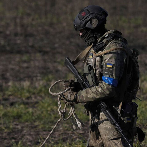 Ένας από τους Ουκρανούς στρατιώτες που κινούνται προς τη Χερσώνα στα νότια της Ουκρανίας