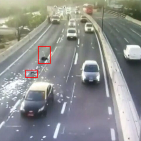 Ο σάκος με τα χαρτονομίσματα που πέταξαν σε αυτοκινητόδρομο οι ληστές στη Χιλή