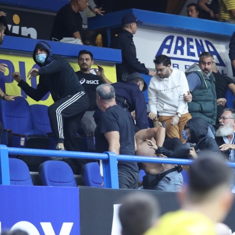 Περιστέρι - ΑΕΚ: Διακοπή λόγω επεισοδίων στις κερκίδες