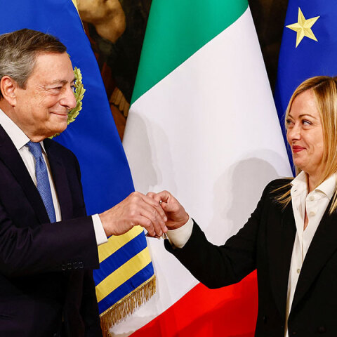 Ιταλία: Πραγματοποιήθηκε η τελετή παράδοσης-παραλαβής στο Παλάτσο Κίτζι - Ο Ντράγκι έδωσετο «χρυσό καμπανάκι» στην Τζόρτζια Μελόνι	