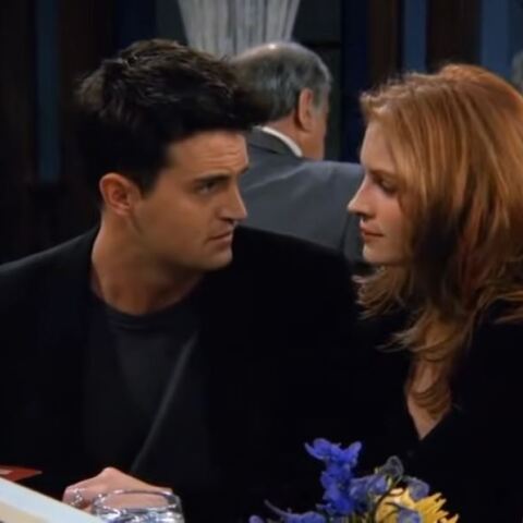 Μάθιου Πέρι και Τζούλια Ρόμπερτς σε σκηνή από τα «Φιλαράκια»