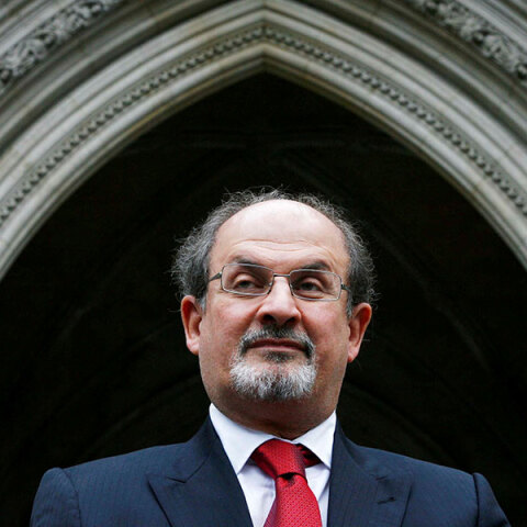 Σαλμάν Ρούσντι: Τα νεότερα για την υγεία του – «Έχασε την όραση στο ένα μάτι και τη χρήση του ενός χεριού»