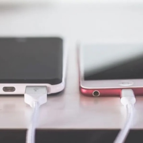 Εγκρίθηκε ο κοινός φορτιστής στην ΕΕ