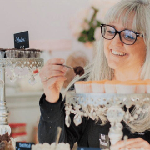 Η Cathy Miller, ιδιοκτήτρια του Tastries Bakery στο Μπέικερσφιλντ της Καλιφόρνια 
