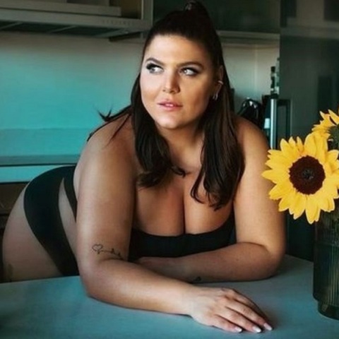 Η Δανάη Μπάρκα δεν πτοείται από τη Λατινοπούλου και ποζάρει με μαύρα εσώρουχα
