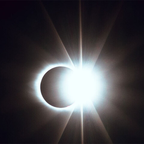 Εντυπωσιακό το φαινόμενο της μερικής έκλειψης Ηλίου