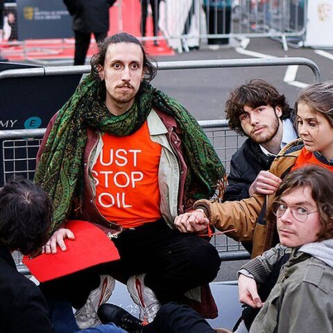 Aκτιβιστές του "Just Stop Oil" στο Λονδίνο ψέκασαν με πορτοκαλί μπογιά εκθέσεις πολυτελών αυτοκινήτων - Δείτε βίντεο