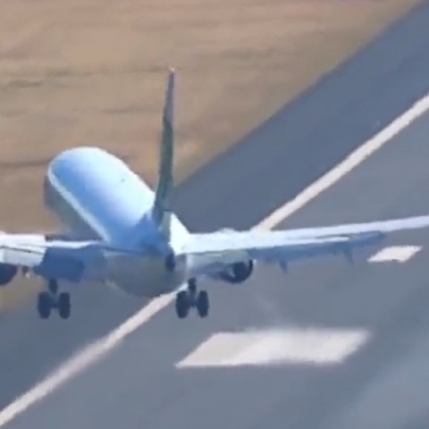 Η εντυπωσιακή προσγείωση αεροπλάνου στη Μαδέιρα (βίντεο)