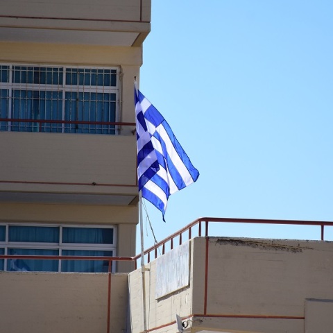 Έσκισαν την ελληνική σημαία σε νηπιαγωγείο και έβαλαν στη θέση της λάστιχα