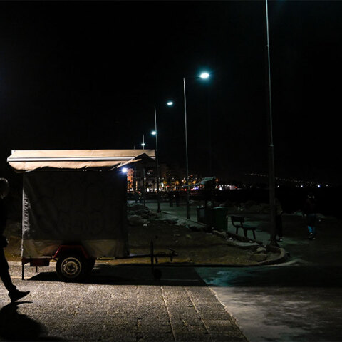 Πολίτες περπατούν σε πάρκο