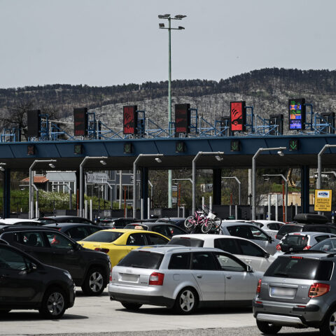 Κυκλοφοριακό κομφούζιο στους δρόμους της Αττικής - Καθυστερήσεις και στις εξόδους
