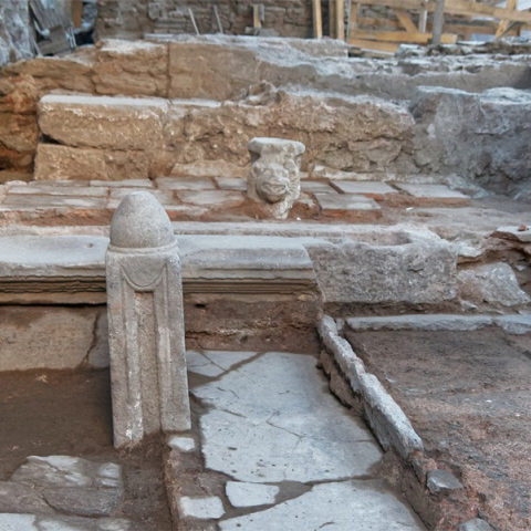 Η μεταγενέστερη δεξαμενή πάνω στο δυτικό σκέλος του αναβαθμού