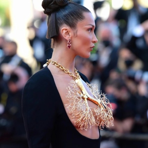 Η Μπέλα Χαντίντ «προσπαθεί» να χορέψει συρτάκι στο Κατάρ