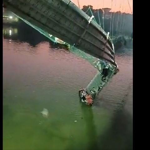 Στους 68 οι νεκροί από την κατάρρευση κρεμαστής γέφυρας στο Γκουτζαράτ