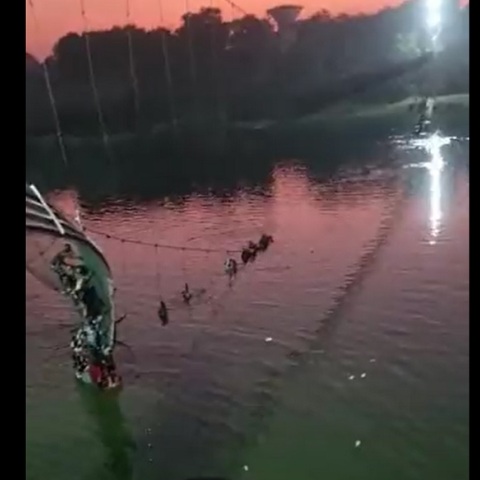 Κατέρρευσε κρεμαστή γέφυρα - Δεκάδες οι νεκροί