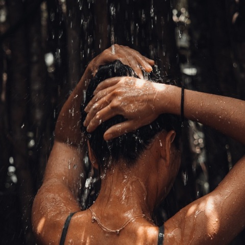 Ίδρυμα για το περιβάλλον ζητά «ψαλίδι» στη διάρκεια του ντους