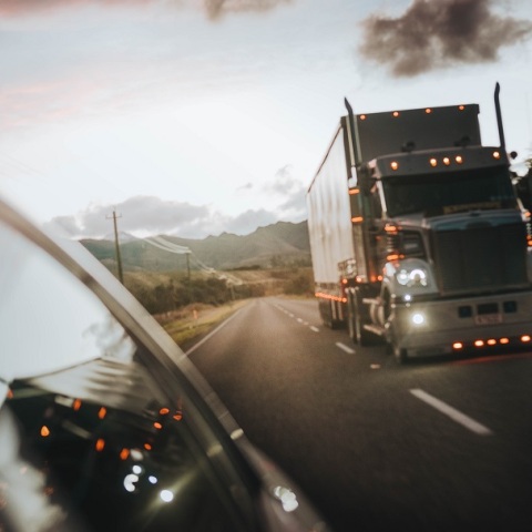 Οι οδηγοί φορτηγών περνούν το 9% του χρόνου οδήγησης με το κινητό