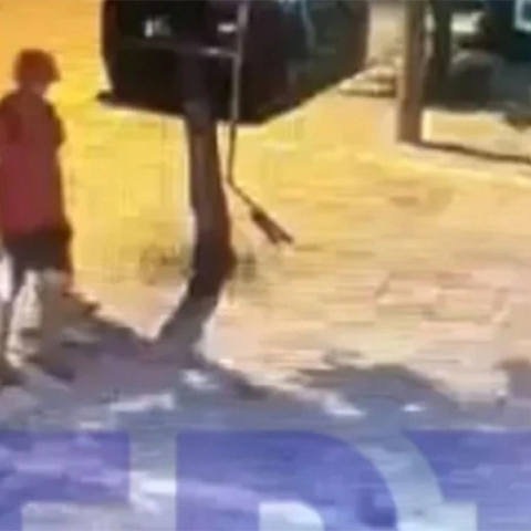 Άνδρας πατάει μέχρι θανάτου νεογέννητο γατάκι στη Θεσσαλονίκη